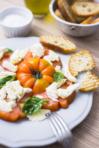 Italienisches Essen, Caprese, Mozzarella, Tomaten und Basilikum, lizenzfreies Stockfoto