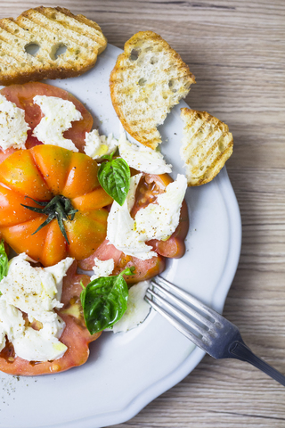 Italienisches Essen, Caprese, Mozzarella, Tomaten und Basilikum, lizenzfreies Stockfoto