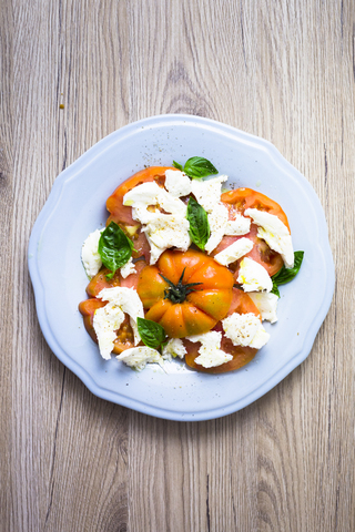 Italienisches Essen, Caprese, Mozzarella, Tomaten und Basilikum, lizenzfreies Stockfoto