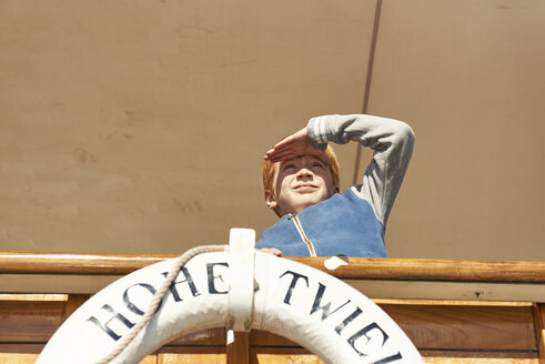 Boy looking over the railing - JEDF00311