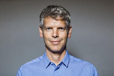 Portrait of smiling mature man with grey hair - TCF05657