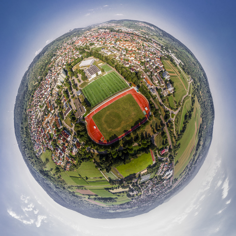 Deutschland, Baden-Württemberg, Winterbach, Kleinplanetenansicht des Leichtathletikstadions, lizenzfreies Stockfoto