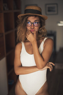Porträt einer jungen Frau im Badeanzug und mit Brille, innen - ACPF00285