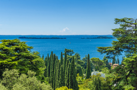 Italien, Lombardei, Gardone Riviera, Gardasee, Blick auf die Isola del Garda, lizenzfreies Stockfoto
