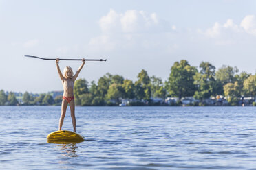 Junges Mädchen beim Stand Up Paddle Surfen - TCF05662