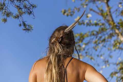 Frau mit Feder im Haar, lizenzfreies Stockfoto