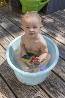 Junge in Babybadewanne sitzend - TCF05667