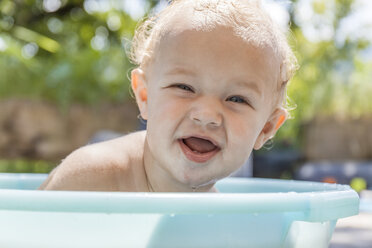 Junge in Babybadewanne sitzend - TCF05668