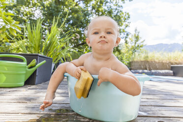 Junge in Babybadewanne sitzend - TCF05671