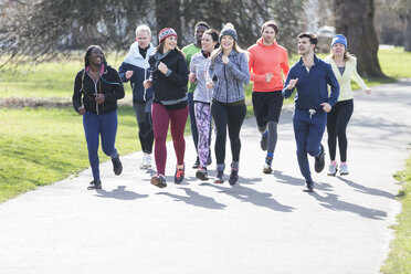 Läuferfreunde beim Laufen im sonnigen Park - CAIF21584