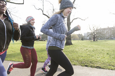 Läuferinnen laufen im Park - CAIF21585