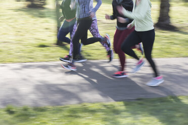Läufer in Bewegung, Laufen im Park - CAIF21606