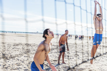 Männer spielen Beachvolleyball am sonnigen Strand - CAIF21621