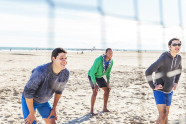 Männer spielen Beachvolleyball am sonnigen Strand - CAIF21624