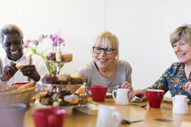 Seniorenfreunde genießen Nachmittagstee und Dessert im Gemeindezentrum - CAIF21657