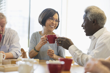 Fröhliche Seniorenfreunde beim Tee im Gemeindezentrum - CAIF21658