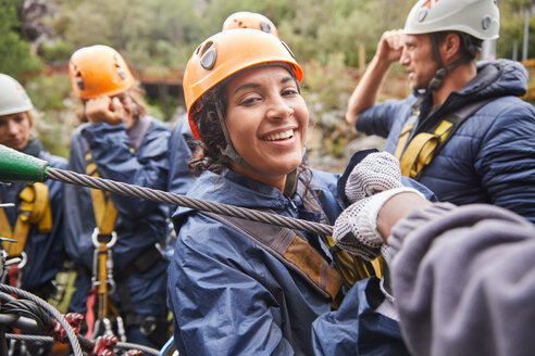 Porträt lächelnd Frau zip lining - CAIF21740