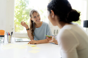 Zwei Freunde arbeiten zu Hause zusammen und machen sich Notizen - HHLMF00336