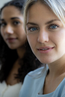 Portrait of two female freinds - HHLMF00339