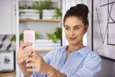 Junge Frau zu Hause in der Küche, Selfie machen - ABIF00903