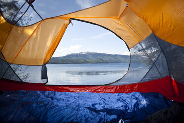 Blick auf einen See aus einem Zelt beim Camping in British Columbia. - AURF01521