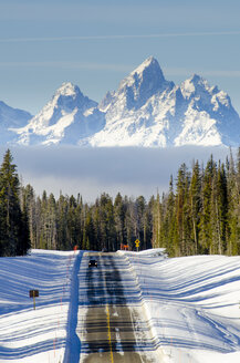 US Highway 287 und Berge im Winter, Jackson Hole, Wyoming. - AURF01522