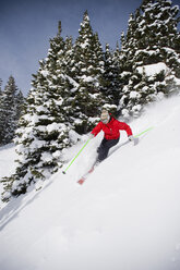 Frau beim Skifahren in Breckenridge, Colorado. - AURF01536