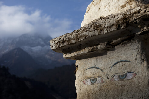 Die Augen einer Stupa am Wegesrand wachen über Reisende in Nepal. - AURF01565