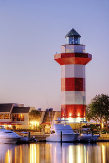 Der berühmte Harbour Town Lighthouse auf Hilton Head Island, South Carolina, in der Abenddämmerung. - AURF01567