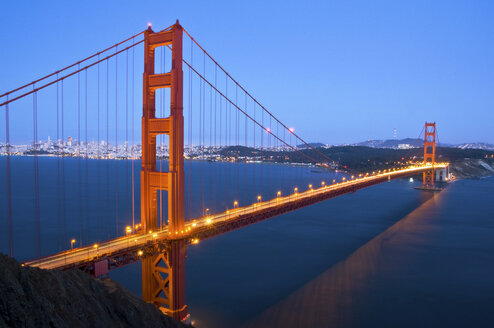 Die Golden Gate Bridge in der Abenddämmerung mit San Francisco im Hintergrund, Kalifornien. - AURF01568
