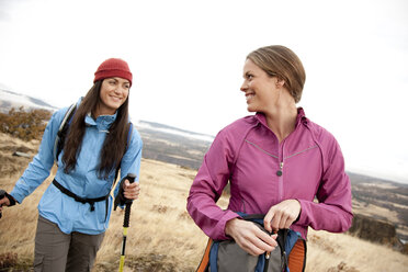 Zwei Frauen lächeln bei einer Tageswanderung in der Columbia Gorge, Oregon. - AURF01583