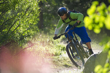 Ein Mann fährt mit dem Mountainbike auf dem Scott's Lake Trail in South Lake Tahoe, CA. - AURF01613