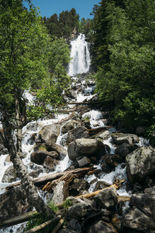 Katalonien, Spanien, Wasserfall im Nationalpark Aigüestortes i Estany de Sant Maurici - GEMF02336