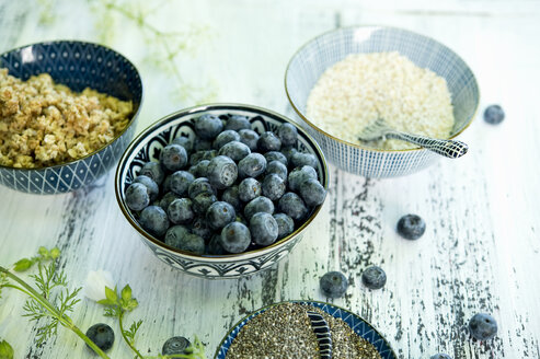 Schalen mit Blaubeeren, schwarzen Chiasamen, Granola und Amaranth - ASF06212