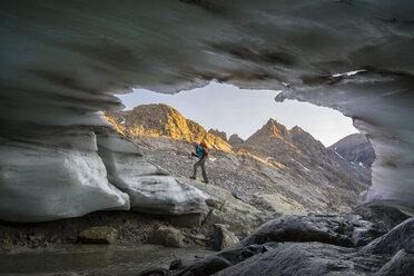 Wanderin in der Nähe des Gletschers im Titcomb Basin, Wind River Range, Pinedale, Wyoming. - AURF01633