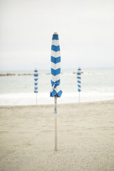 Die Schirme bleiben an einem leeren italienischen Strand geschlossen. - AURF01672