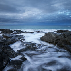 Wellen schlagen gegen die felsige Küste am Strand Skagsanden, Flakstad, Flakstad├©y, Lofoten, Norwegen - AURF01682
