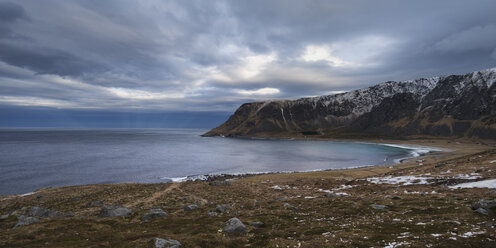 Blick hinunter zum Strand von Unstad, Vestv├Ñg├©y, Lofoten, Norwegen - AURF01685