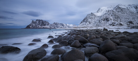 Wellen spülen über Küstenfelsen am Strand von Uttakleiv, Vestv├Ñg├©y, Lofoten, Norwegen - AURF01688