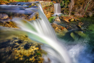 Der Wasserfall Tobalina Pedrosa gilt als eines der sieben Wunder der Provinz Burgos. Dieser Wasserfall wird von den Wassern des Flusses Jerea gebildet und befindet sich zwischen Pedrosa de Tobalina und dem Orden. Mit einer Höhe von über 12 Metern und einer Länge von 100 Metern ist er das ganze Jahr über einer der meistbesuchten Orte der Natur in Burgos, aber im Winter wird er lebendig. - AURF01700