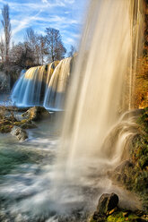 Der Wasserfall Tobalina Pedrosa gilt als eines der sieben Wunder der Provinz Burgos. Dieser Wasserfall wird von den Wassern des Flusses Jerea gebildet und befindet sich zwischen Pedrosa de Tobalina und dem Orden. Mit einer Höhe von über 12 Metern und einer Länge von 100 Metern ist er das ganze Jahr über einer der meistbesuchten Orte der Natur in Burgos, aber im Winter wird er lebendig. - AURF01701