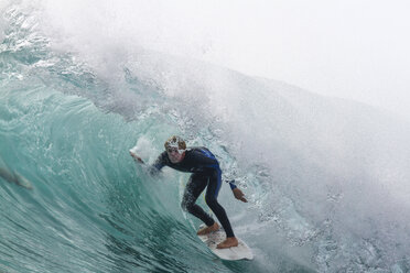 Blick auf einen Surfer in einer Röhre oder brechenden Welle, Fuerteventura, Kanarische Inseln - AURF01714