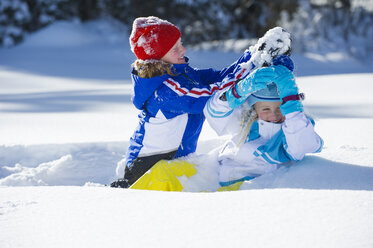 Zwei junge Mädchen beim Spielen im Schnee - AURF01720