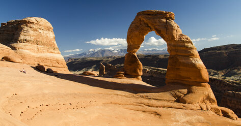 Blick auf den Delicate Arch mit der La Sal Bergkette im Hintergrund, Arches National Park, Utah. - AURF01728