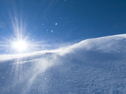 Vom Wind verwehter Schnee wird auf einem Bergrücken im White River National Forest, Colorado, von der Sonne angestrahlt. - AURF01746