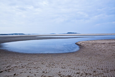 Die Flut kriecht langsam die Küste von Popham Beach, Maine, hinauf. - AURF01753