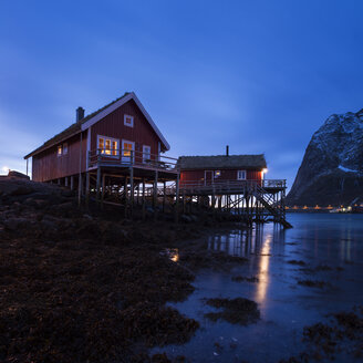 Traditionelle norwegische Fischerhütten - Rorbu, Valen, Reine, Moskenes├©y, Lofoten Inseln, Norwegen - AURF01759