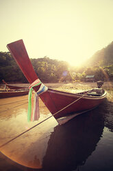 Traditional thai boat, the sun sets in the town of gypsies - AURF01761