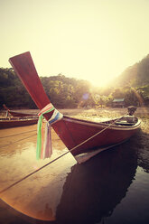 Traditionelles thailändisches Boot, Sonnenuntergang in der Stadt der Zigeuner - AURF01761