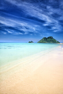 Türkisfarbenes Wasser und weißer Sand auf der Insel Ko Poda, Thailand, Krabi, Asien - AURF01773